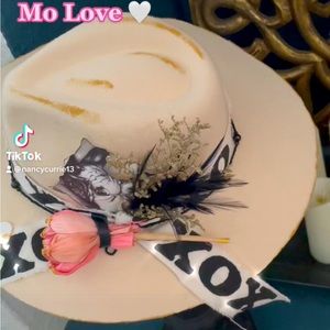 Custom Fedora named Mo Love